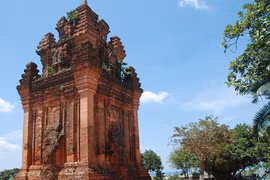 Đến với tháp Nhạn