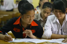 Lo thí sinh lén gửi đề thi bằng điện thoại