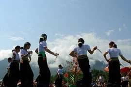 Cuốn theo điệu xòe bất tận