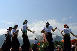 Cuốn theo điệu xòe bất tận