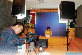 Trăn trở trước cây bút và ống kính