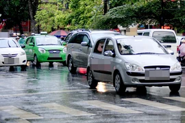 Xăng dầu 5 lần hạ giá, vận tải vẫn đang “xem xét” giảm cước 