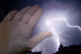 Sự kỳ bí của bàn tay người chết vì sét đánh