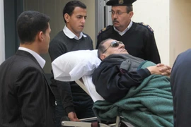 Cựu Tổng thống Mubarak nằm cáng tới hầu tòa