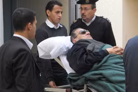 Cựu Tổng thống Mubarak nằm cáng tới hầu tòa