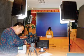 Trăn trở trước cây bút và ống kính