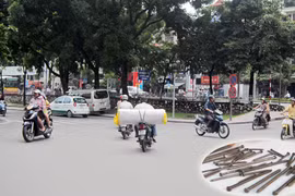 Hàng cân đinh rải trên phố 