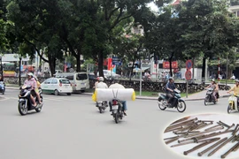 Hàng cân đinh rải trên phố 