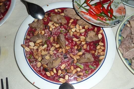 Nguy kịch vì tiết canh lợn 