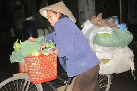 “Thân cò” mưu sinh ở chợ ‘‘âm phủ”