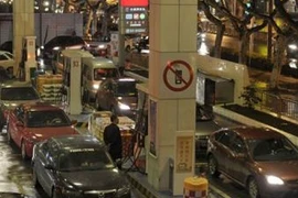 Đối phó với tăng giá xăng: Cất xe riêng, đi xe chung