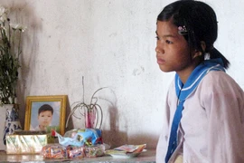 Thêm nỗi đau của cô bé bị bố tra tấn dã man 