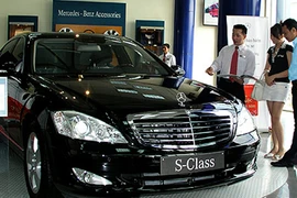 Đằng sau những bản hợp đồng 