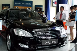 Đằng sau những bản hợp đồng 