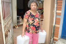 Hàng trăm hộ dân khu tập thể Kim Liên trắng đêm chầu chực bơm nước 