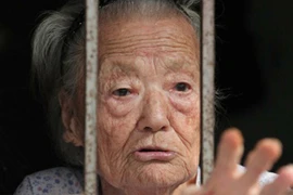 Nghịch lý chua xót của… người già 