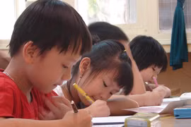 Gắng gượng “cõng” các khoản thu
