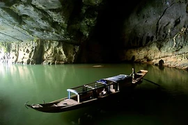 Tháng Du lịch khám phá hang động 