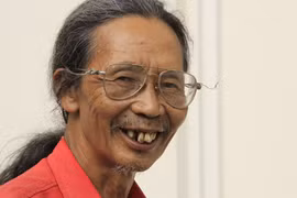 Nhà thơ Văn Thùy độc diễn trên sân khấu đời