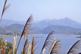 Lênh đênh trên hồ Cấm Sơn