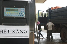 Làm rõ việc treo biển “hết xăng, còn dầu”