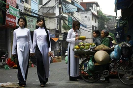 Mở mắt ra là đi chợ 