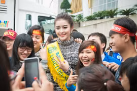 Huyền My sánh vai Nguyễn Thị Loan rạng rỡ làm đại sứ lễ hội Xuân Hồng 2015