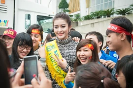 Huyền My sánh vai Nguyễn Thị Loan rạng rỡ làm đại sứ lễ hội Xuân Hồng 2015