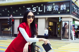 Siêu mẫu Diệu Huyền lạnh lùng tạo dáng trên phố Hồng Kông