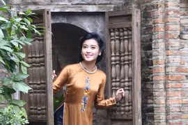 Á hậu Huyền My diện áo dài du xuân trước khi xuất ngoại