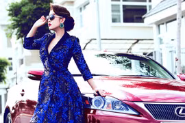 Kim Trang gợi cảm xuống phố cùng xe sang