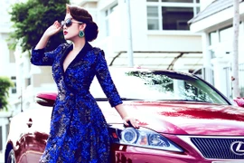 Kim Trang gợi cảm xuống phố cùng xe sang