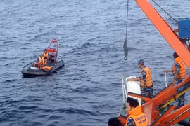 Tàu Trung Quốc phát hiện, bàn giao cho Việt Nam vật thể nghi của CASA-212