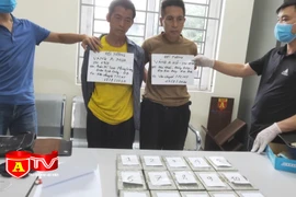 Khám phá vụ vận chuyển 15 bánh heroin bằng xe khách