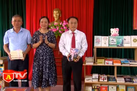 Trao tặng nhân dân thôn Hoành, xã Đồng Tâm, (Mỹ Đức) hơn 1.000 cuốn sách 