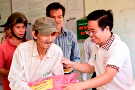 Trao tặng hơn 4.200 suất quà tới đồng bào miền Trung bị lũ lụt