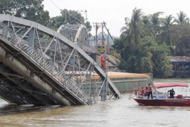 Hàng trăm cây cầu yếu đang chờ sập