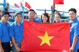 Tặng cờ Tổ quốc cho ngư dân huyện đảo Phú Quý