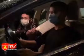 Thực nghiệm hiện trường vụ chém vào cổ lái xe taxi để cướp tài sản tại quận Cầu Giấy