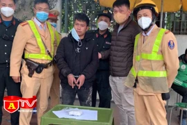 Gặp công an định phi tang hơn 2.000 viên hồng phiến nhưng không thành