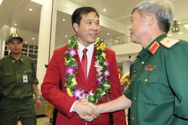 Video: Hoàng Xuân Vinh hạnh phúc trở về giữa vòng tay người hâm mộ 