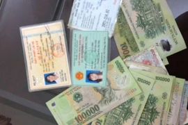  Nhặt được ví tiền, CSGT tận tình tìm người đánh rơi để trả