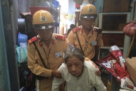 Lang thang lạc nhà giữa cái nóng nung người, cụ bà được CSGT cứu giúp