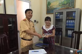Xúc động khi được CSGT tìm đến tận nhà trả lại tài sản bị đánh rơi