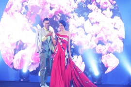 Á hậu Trương Thị May catwalk điêu luyện bên Siêu mẫu Ngọc Tình