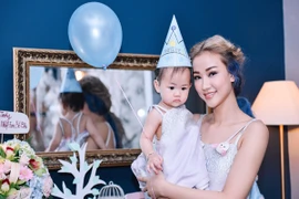 Maya tổ chức tiệc "màu xanh" mừng tuổi mới cho con gái