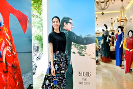 Phạm Hương đội vương miện, thử áo dài độc đáo chuẩn bị diễn show "Đa sắc"