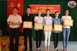 Hoa hậu Thu Hoài, Phạm Hương, Hà Thu, Nam Em về miền Tây tặng quà Tết