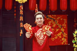 Phan Mạnh Quỳnh nôn nao Tết, tung ảnh "đỏ chót" với áo dài, phong bao lì xì