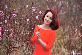 Mai Thu Huyền khoe eo thon trong sắc xuân Hà Nội